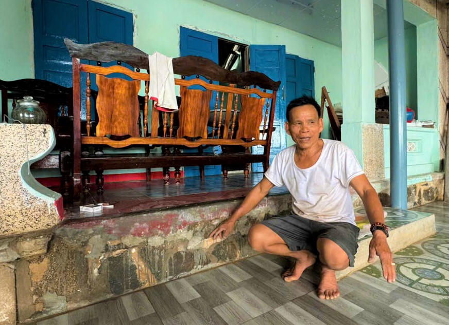 Ông Nguyễn Văn Cường kể lại cơn bão số 13 quét qua địa phương. Ảnh: Đình Sang.