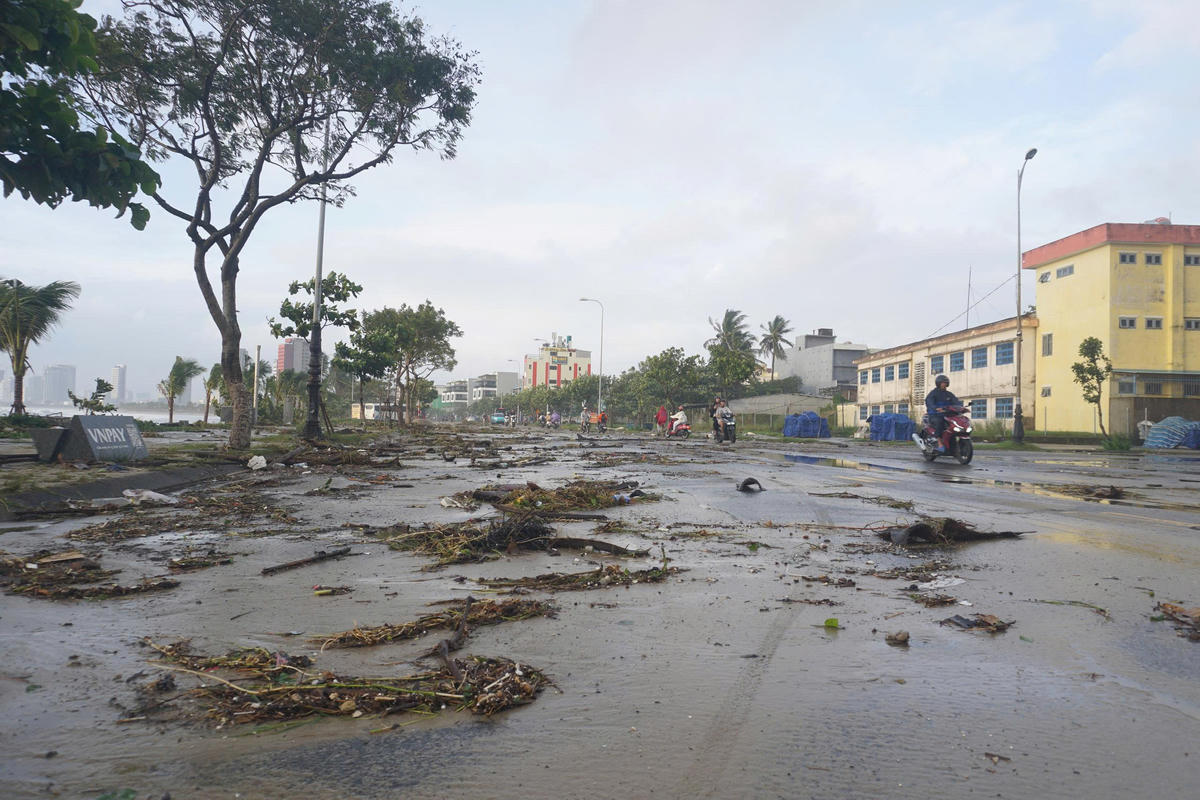Đường Hoàng Sa đầy cát và rác theo sóng biển tràn lên bờ. Ảnh: Nguyễn Tú.