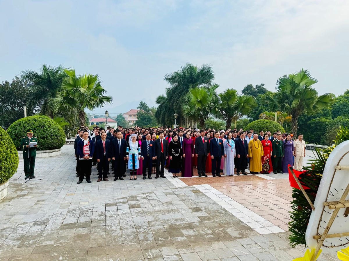 Đoàn đại biểu dự Đại hội đại biểu MTTQ Việt Nam tỉnh Tuyên Quang lần thứ I dâng hương tại Đài tưởng niệm các Anh hùng Liệt sĩ tỉnh Tuyên Quang. Ảnh: X.T.