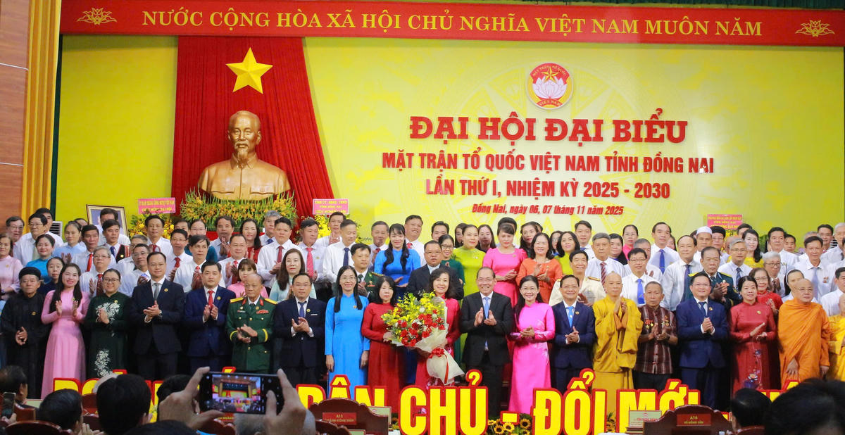 Lãnh đạo UBTƯ&nbsp;MTTQ Việt Nam chụp hình cùng tập thể Ủy ban MTTQ Việt Nam tỉnh Đồng Nai. Ảnh: H.