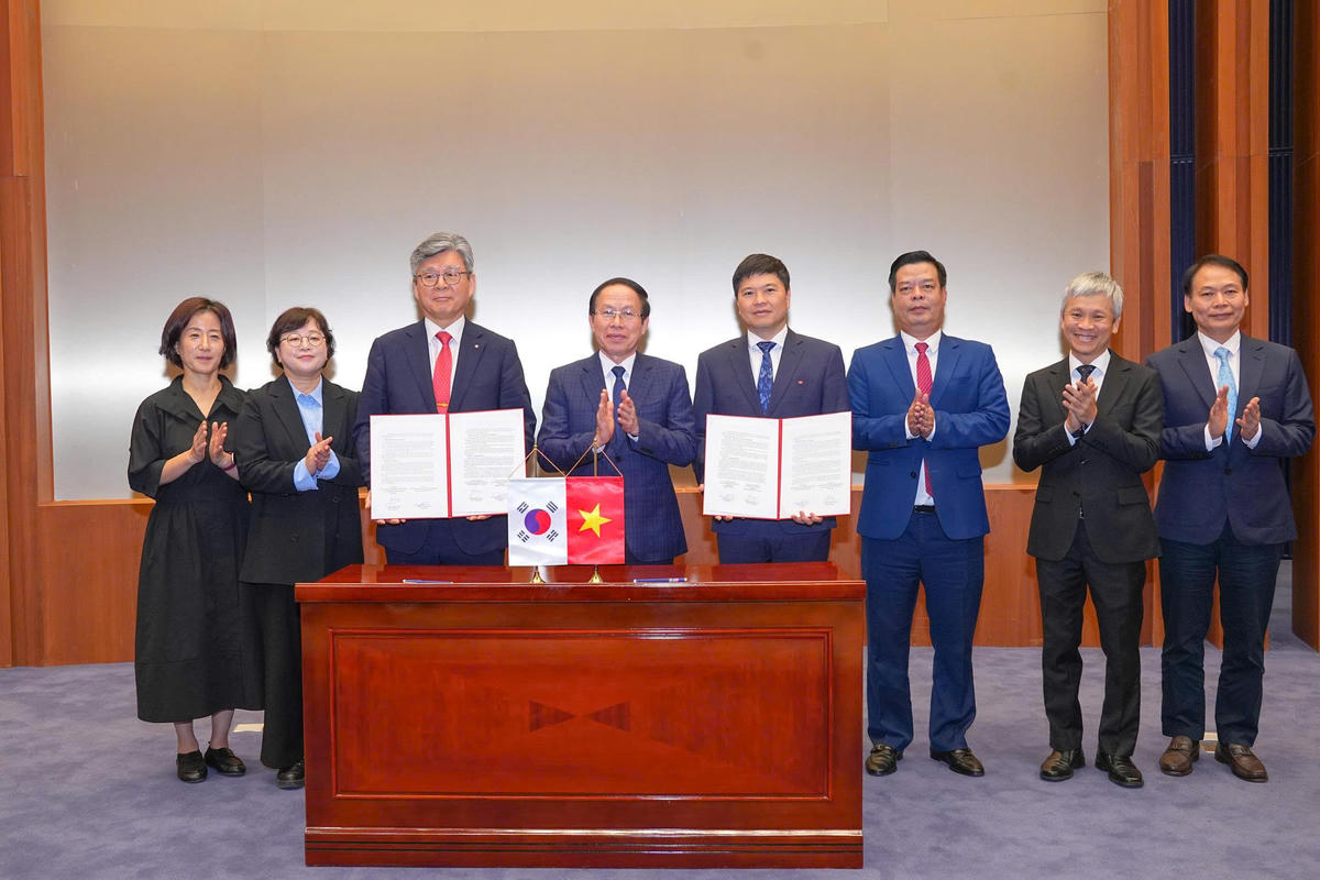 Phó Chủ tịch UBND thành phố Hoàng Minh Cường và Chủ tịch Viện KIST Sang Rok Oh ký kết Biên bản ghi nhớ hợp tác trong lĩnh vực khoa học, công nghệ và đổi mới sáng tạo. Ảnh: ĐT. 
