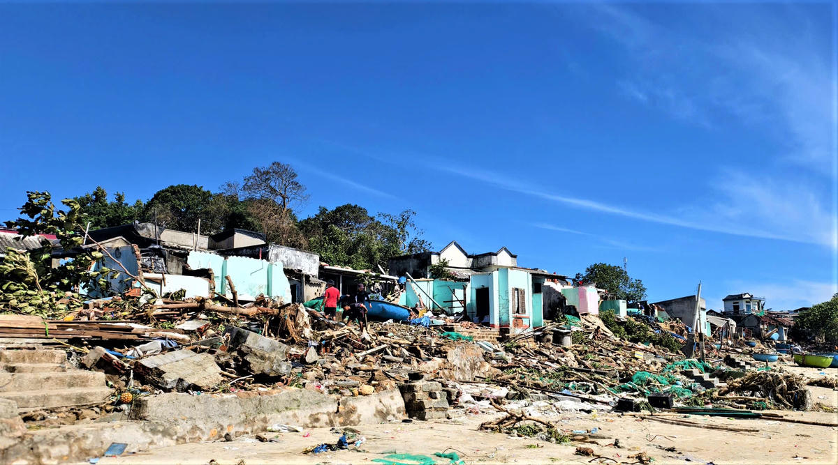 Một góc làng chài Thạnh Xuân tan hoang sau khi bão số 13 đi qua. Ảnh: Tấn Thành.