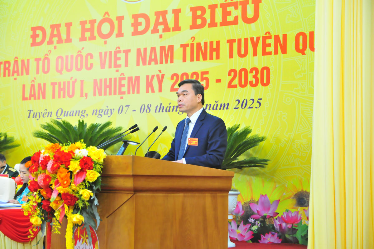 Ông Ma Thế Hồng, Phó Bí thư Tỉnh ủy, Chủ tịch Ủy ban MTTQ Việt Nam tỉnh Tuyên Quang điều hành Đại hội. Ảnh: X.T.