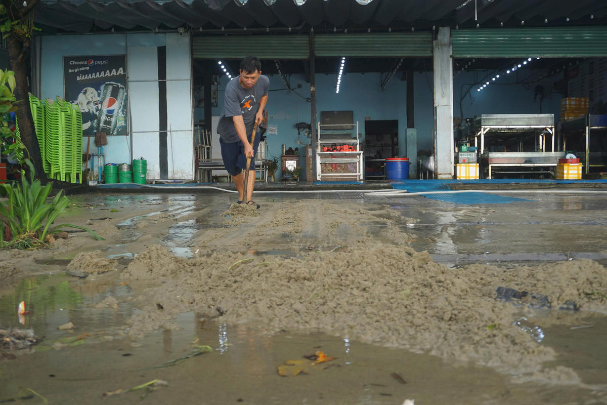 Cát tràn vào các cơ sở kinh doanh. Ảnh: Nguyễn Tú.