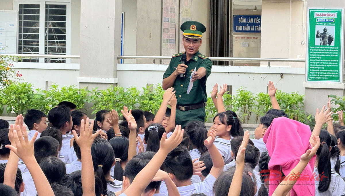 Thiếu tá Hoàng Hải Nam - Chính trị viên phó Đồn Biên phòng Phước Tỉnh giao lưu cùng các em học sinh. Ảnh: Lương Kiểm.