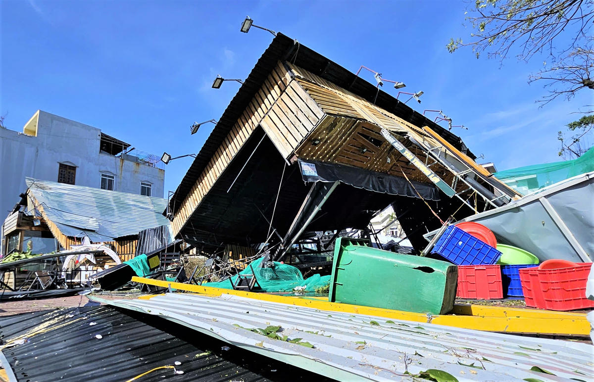 Nhà hàng ở đường Nguyễn Thị Định, phường Quy Nhơn hư hỏng nặng. Ảnh: Đình Sang.