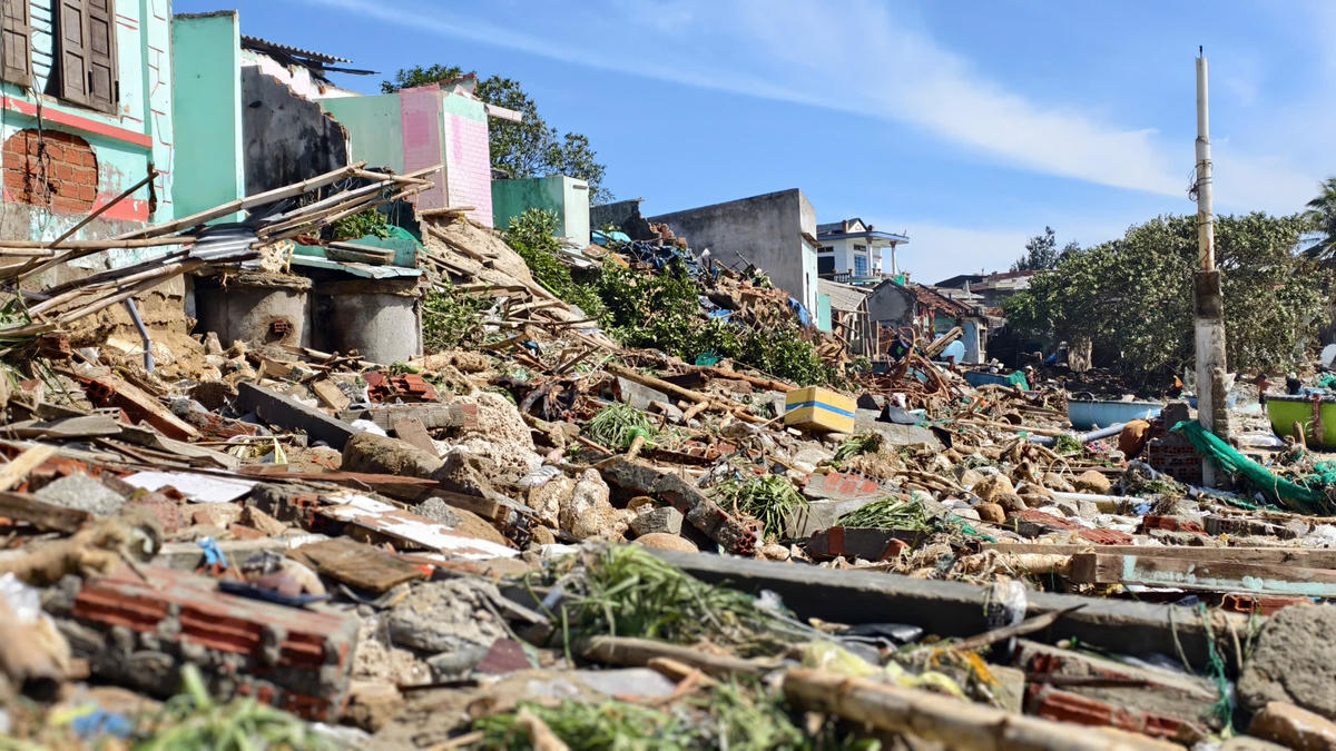 Một dãy nhà dân trước làng chài Xuân Thạnh bị tốc mái. Ảnh: Tấn Thành.