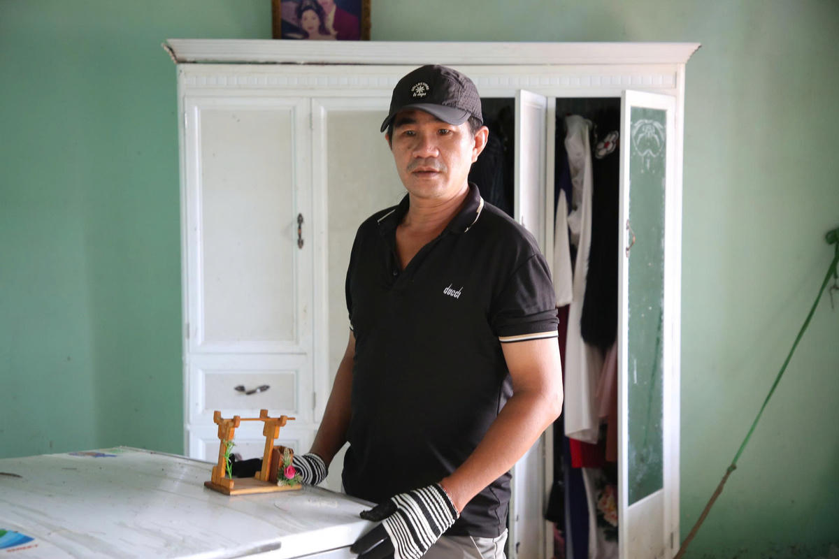 Ông Võ Văn Thành thẫn thờ trước cảnh nhà tan hoang sau bão. Ảnh: Chí Đại.