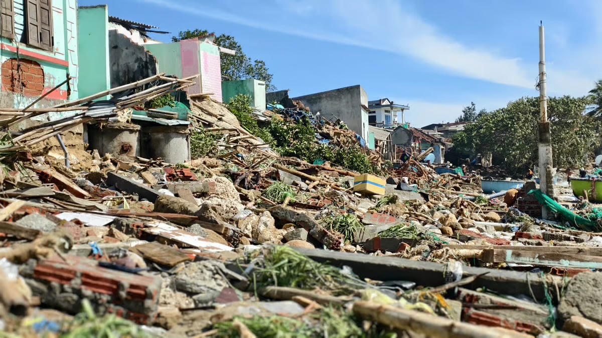 Thủ tướng chỉ đạo khẩn trương khắc phục hậu quả bão số 13, sớm ổn định đời sống nhân dân 