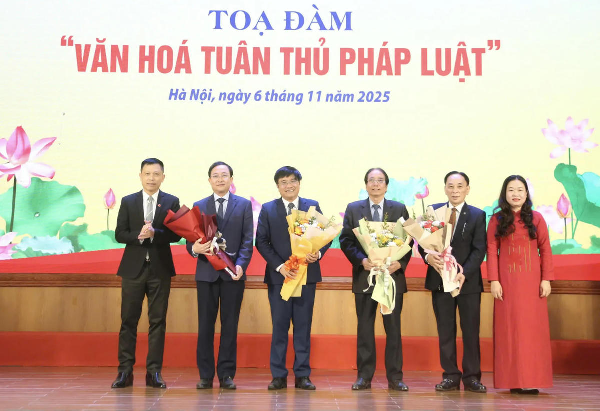 Ban Tổ chức tặng hoa cho các diễn giả.