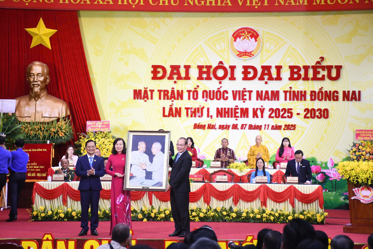 Phó Chủ tịch UBTƯ MTTQ Việt Nam Hoàng Công Thủy tặng hoa và quà lưu niệm cho Ủy ban MTTQ Việt Nam tỉnh Đồng Nai. Ảnh: N.T