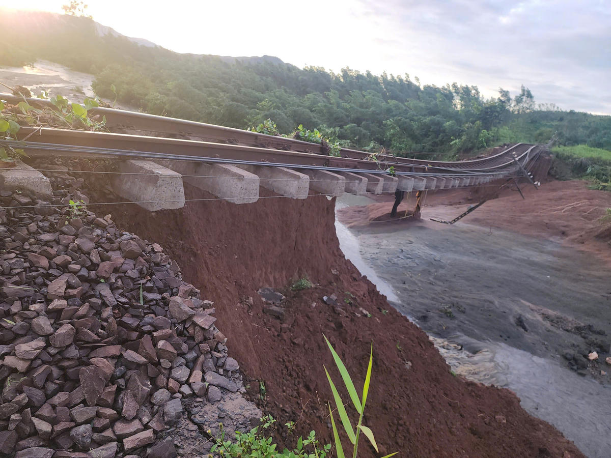 Nước cuốn trôi nền đất dưới chân đường ray đoạn qua tỉnh Đắk Lắk. Ảnh: Đ.S.