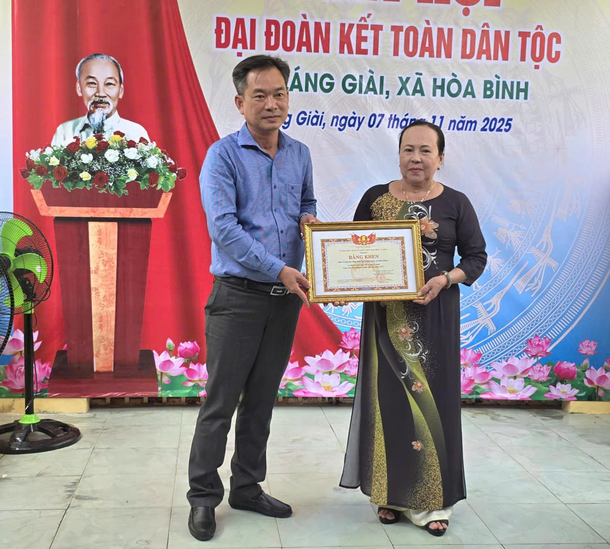 &nbsp;Phó Chủ tịch Ủy ban MTTQ Việt Nam tỉnh Cà Mau Nguyễn Văn Khởi trao bằng khen của Uỷ ban MTTQ Việt Nam tỉnh cho Ban Công tác Mặt trận ấp Láng Giài vì có nhiều thành tích trong việc tổ chức Ngày hội Đại đoàn kết ở khu dân cư năm 2025. Ảnh: Nguyên Du