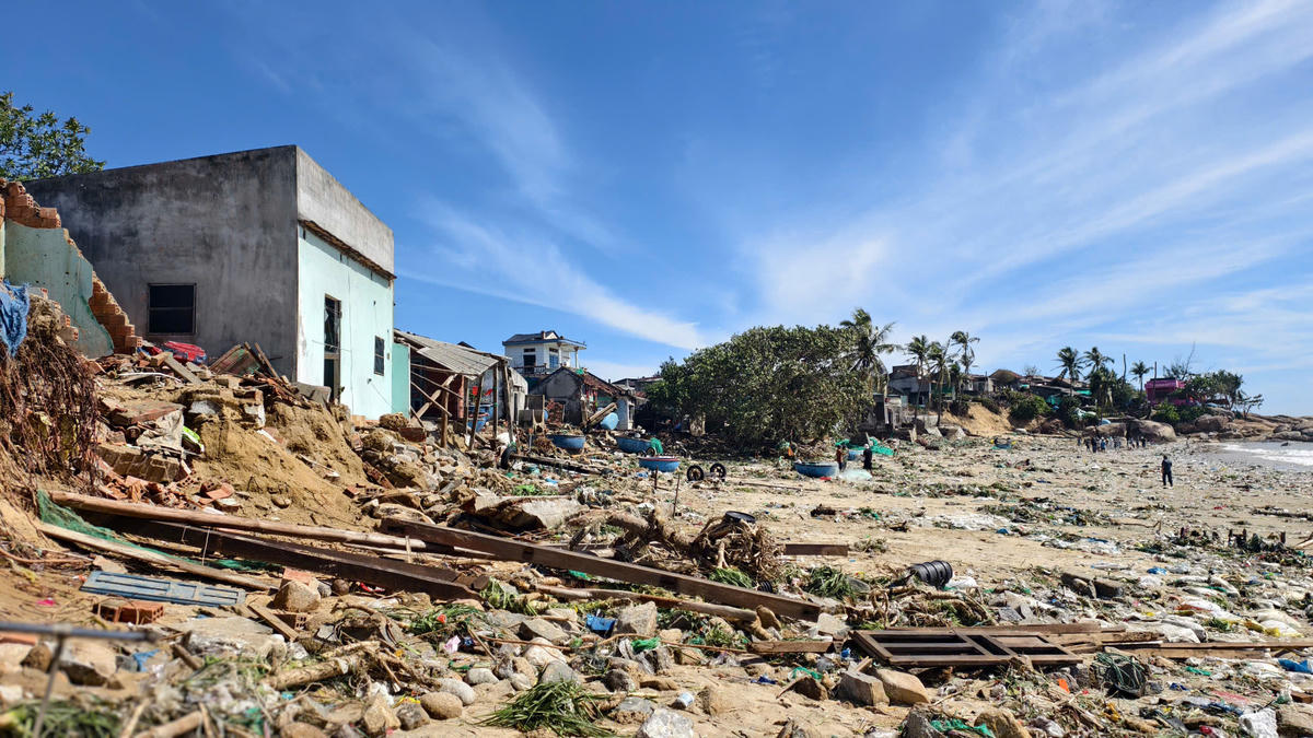 Một góc làng chài Xuân Thạnh tan hoang sau bão số 13. Ảnh: Tấn Thành.