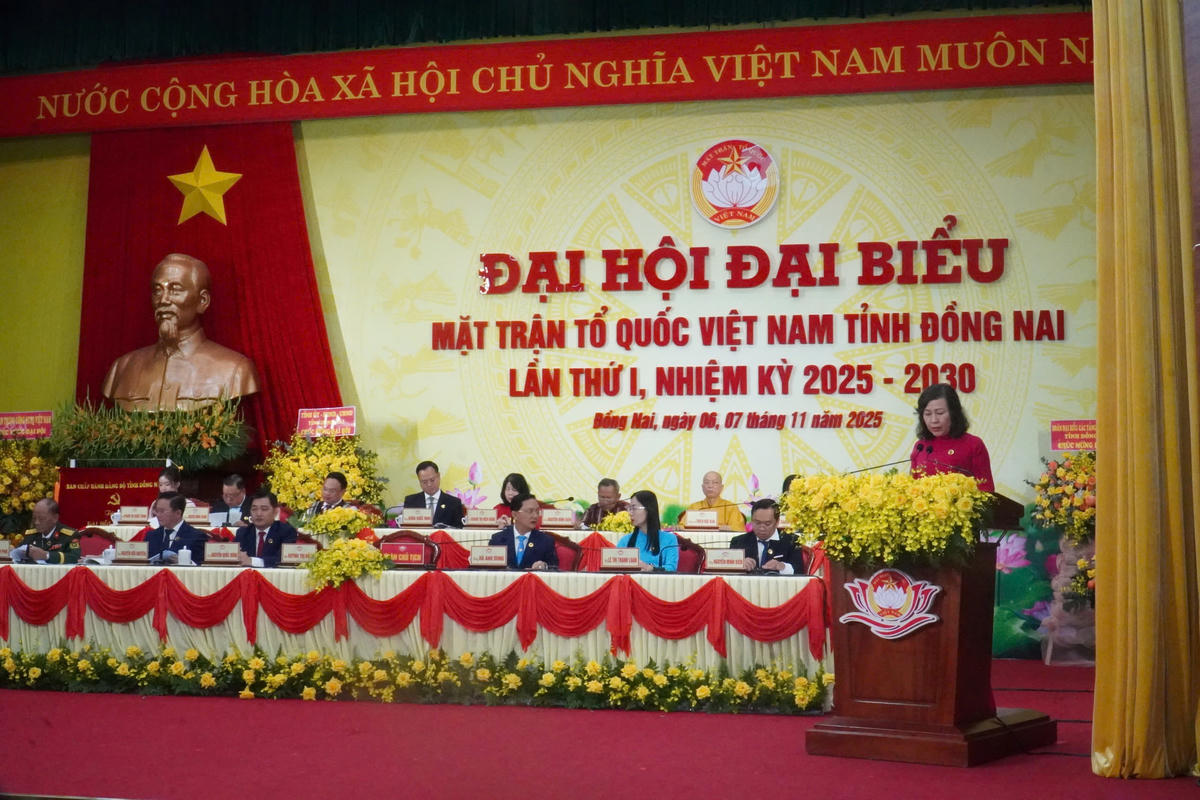 Bà Huỳnh Thị Hằng – Chủ tịch Ủy ban MTTQ Việt Nam tỉnh Đồng Nai phát biểu tại Đại hội. Ảnh: A.C