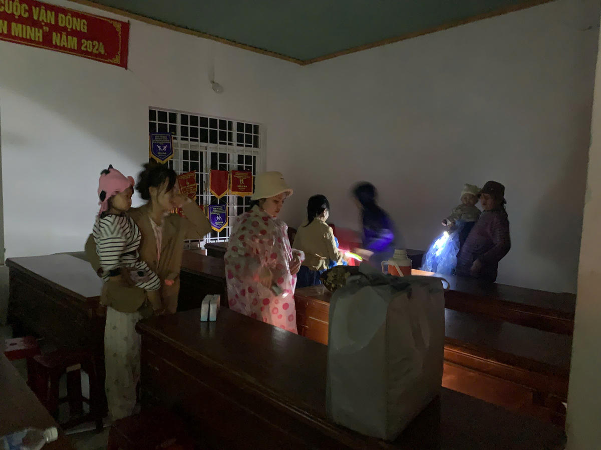 Công an di dời các hộ dân đến nơi ở an toàn. Ảnh: SĐ.