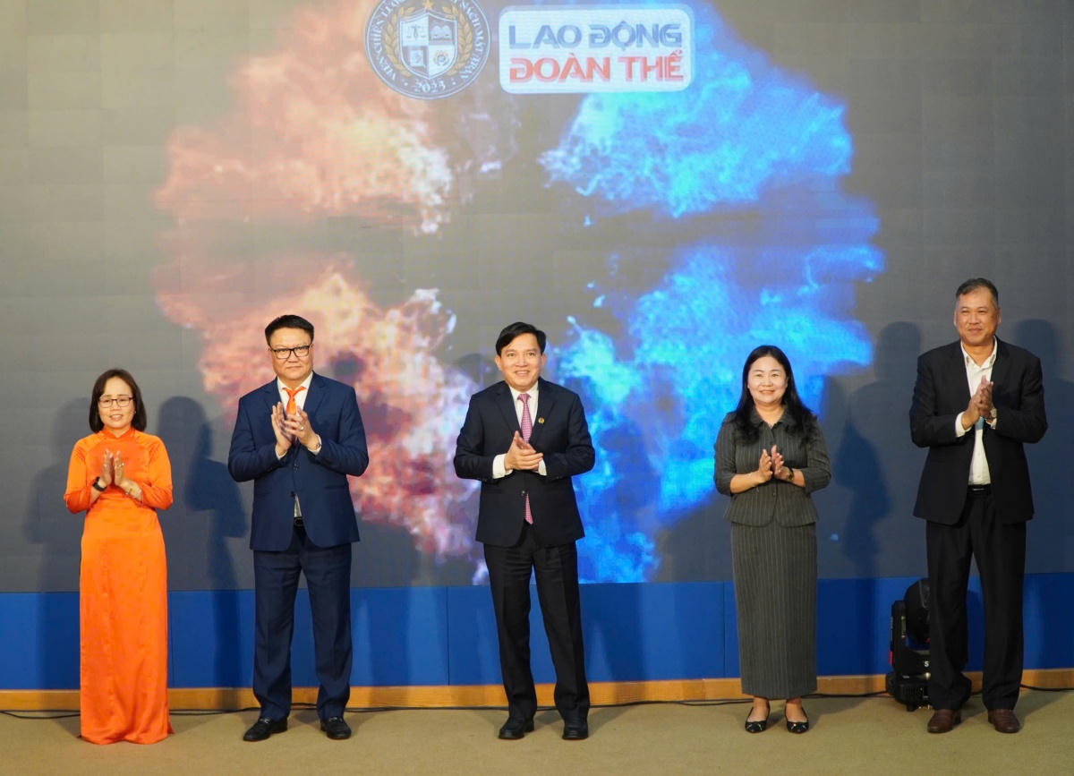 Các đại biểu hoàn thành nghi thức "chạm tay kỹ thuật số". 