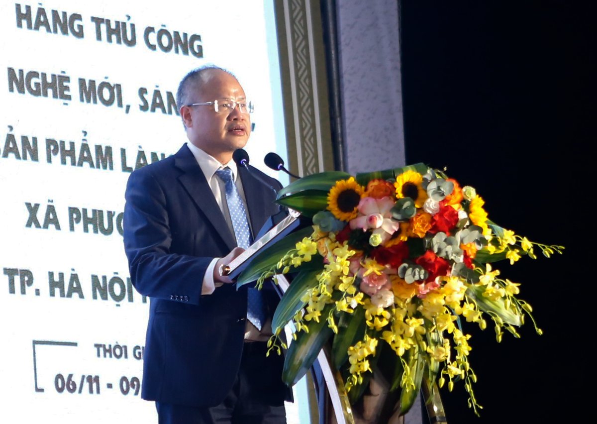 Ông Nguyễn Trọng Vĩnh - Chủ tịch UBND xã Phượng Dực phát biểu tại Triển lãm. Ảnh: TB.