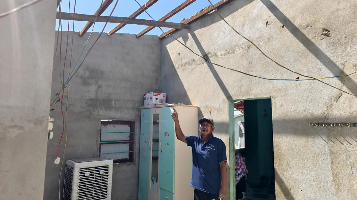 Một góc căn nhà của người dân làng chài Xuân Thạnh bị tốc mái hư hỏng. Ảnh: Chí Đại.