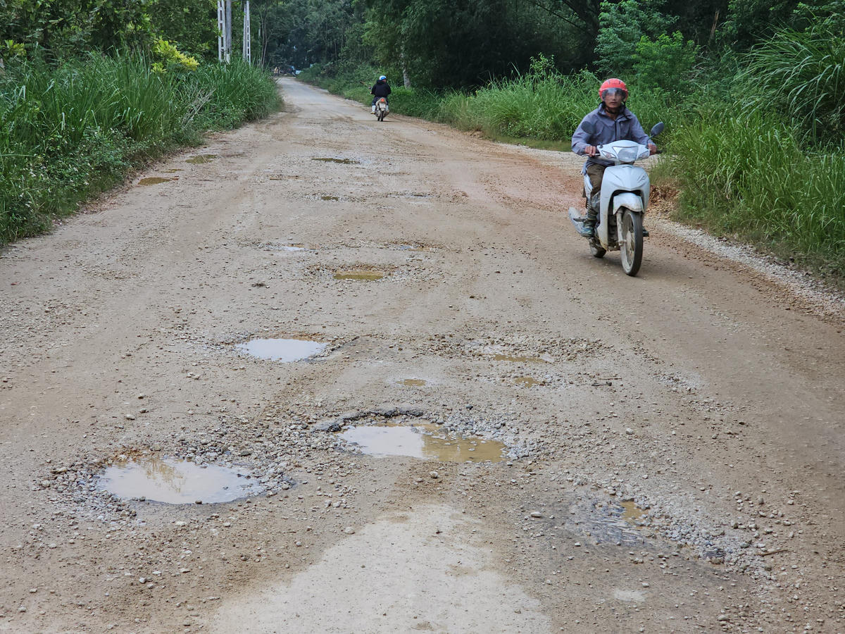 Không chỉ là tuyến đường dẫn vào danh thắng Kim Sơn, đây còn là trục đường ngắn nhất vào trung tâm xã Vĩnh An cũ. Ảnh: Đình Minh