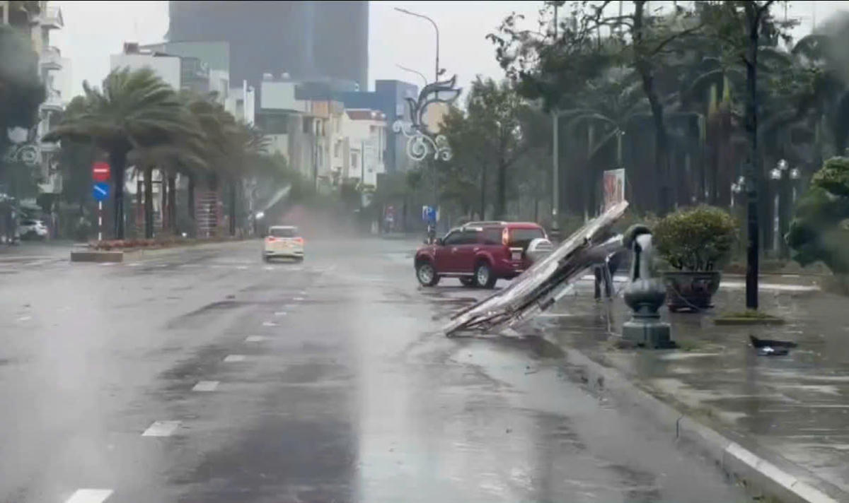 Trụ điện bị gãy ở phường Quy Nhơn (Gia Lai). Ảnh: TT-ĐS