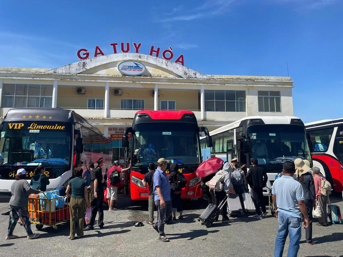 Ngành đường sắt đang nỗ lực để sớm đưa các chuyến tàu vào hoạt động bình thường trở lại. Ảnh: Đ.S.