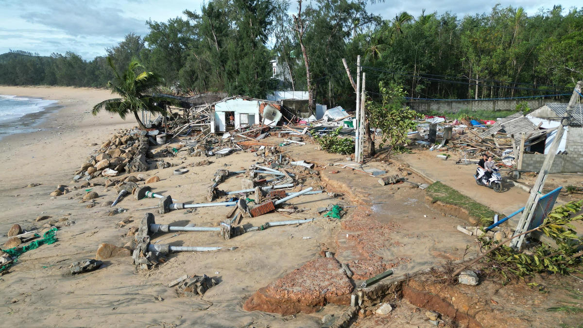 Nhà cửa hàng quán tan hoang sau bão số 13. Ảnh Chí Đại.