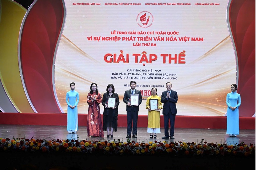 Nguyên Phó Trưởng Ban Thường trực Ban Tuyên giáo Trung ương, nguyên Tổng Biên tập Báo Nhân dân, nguyên Chủ tịch Hội Nhà báo Việt Nam Nguyễn Hồng Vinh và Thứ trưởng Bộ VHTTDL Trịnh Thị Thủy trao Giải Tập thể cho 3 cơ quan báo chí có nhiều tác phẩm tham dự, có chất lượng và đạt kết quả cao.