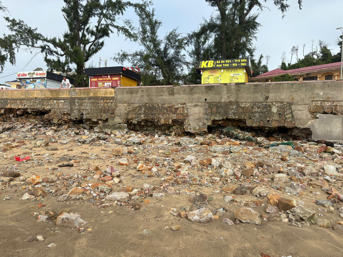 Các tuyến kè biển Đồ Sơn hầu hết đều được xây dựng từ thập niên 1970, đến nay nhiều đoạn đã xuống cấp trầm trọng. Ảnh: PT.&nbsp;. 