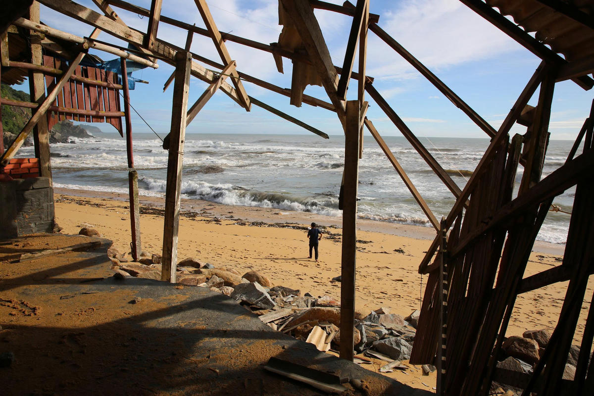 Ngoài kia sóng biển vẫn tiếp tục đánh vào khu dân cư Châu Me. Ảnh: Tấn Thành.