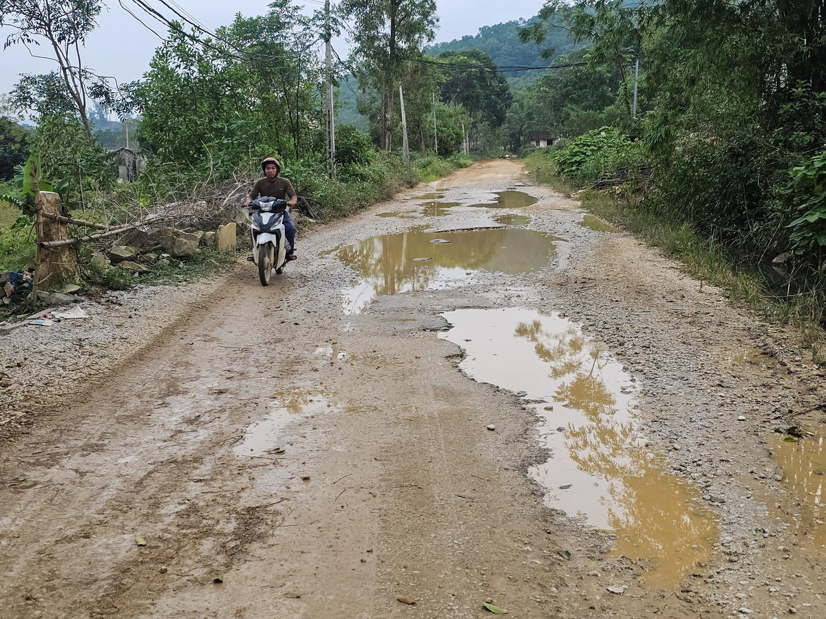 Mặt đường bị bong tróc, đầy ổ gà. Ảnh: Đình Minh