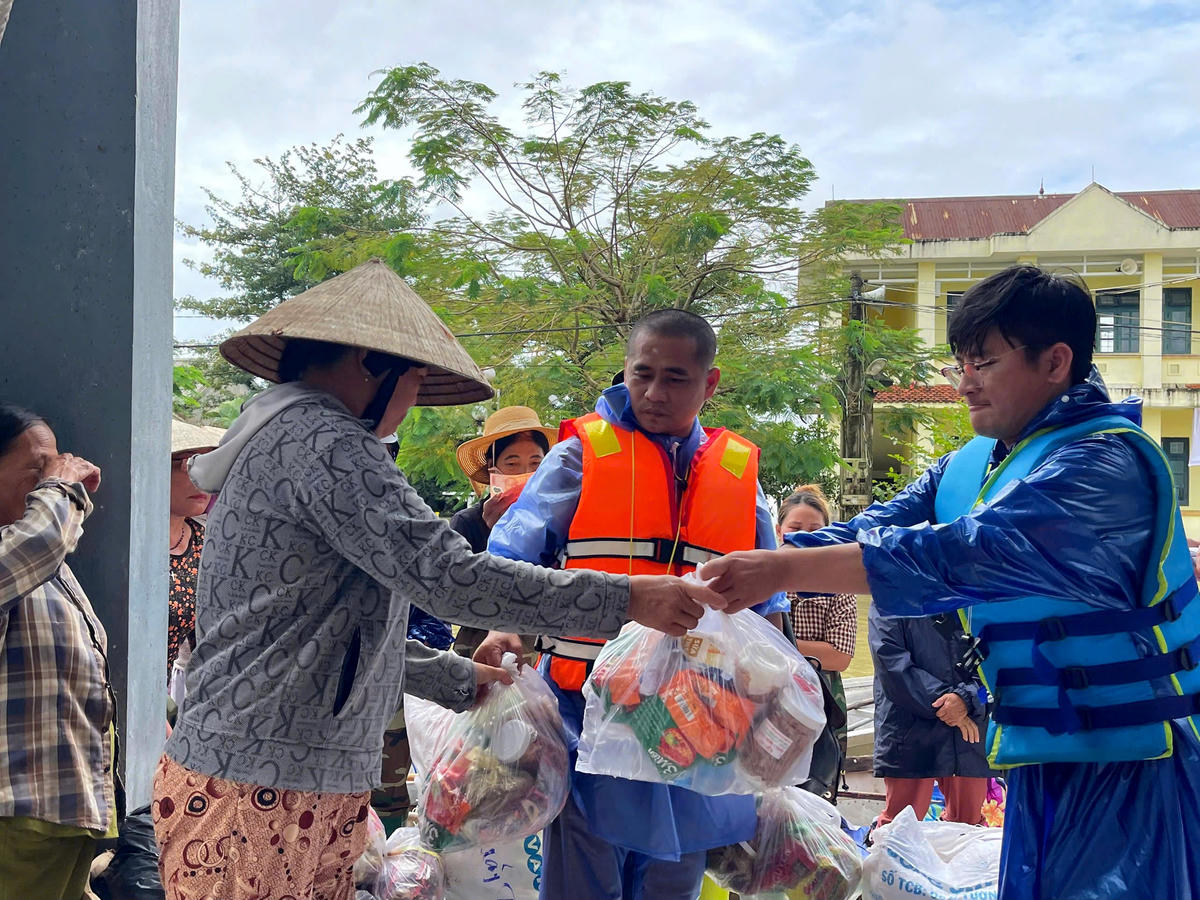 Ông Nguyễn Văn Huynh (mặc áo phao xanh, trú tại thôn Hội Điền; giáo viên trường Tiểu học & THCS Hải Hòa, xã Nam Hải Lăng) cho biết, ngày 7/11, các đường trong thôn Hội Điền vẫn đang bị ngập, nhiều nơi sâu khoảng 1m. Tính đến nay, khu vực này đã bị ngập nước gần 20 ngày liên tục. Ảnh: NDCC.