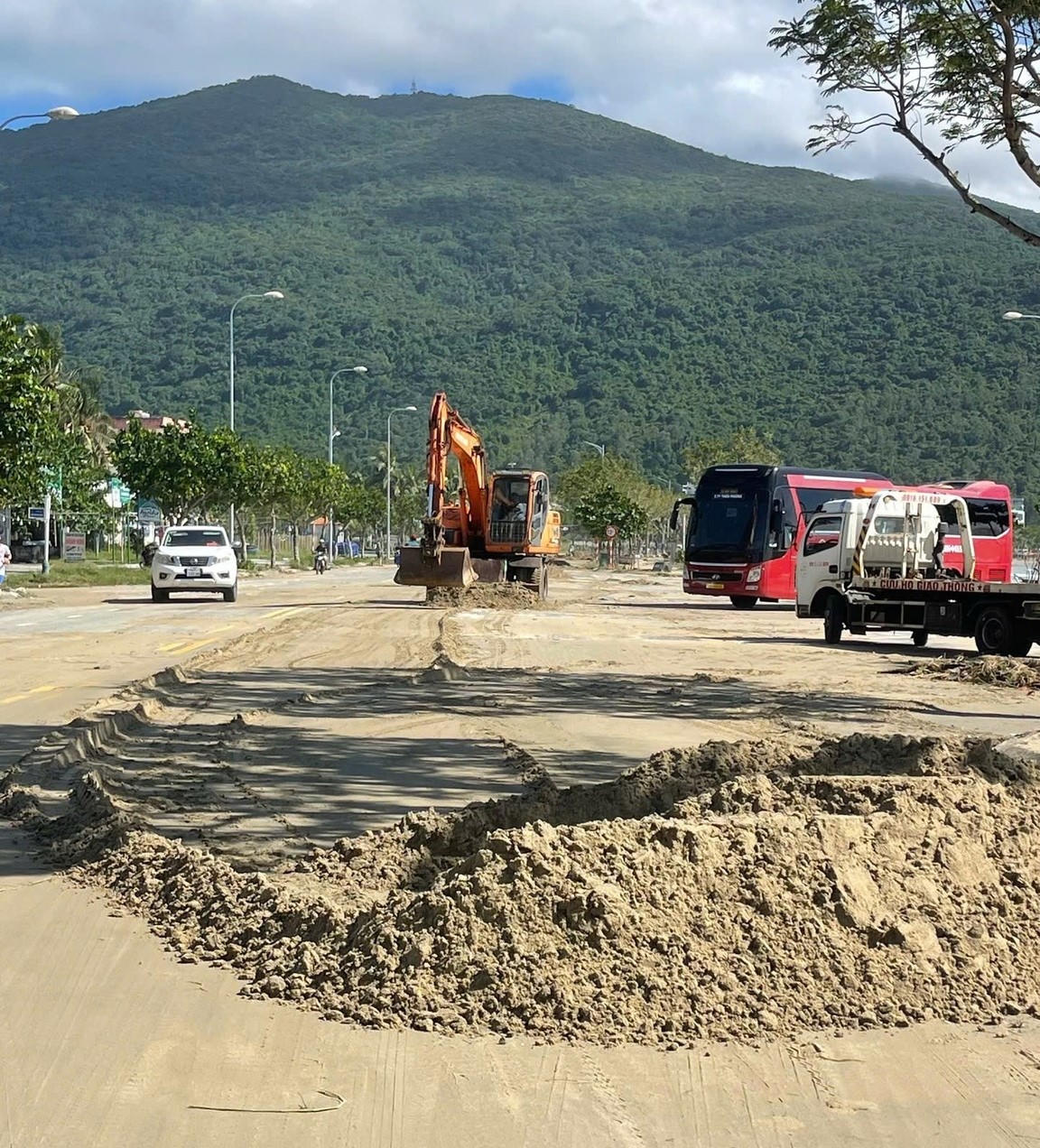 Huy động phương tiện xe múc tham gia. Ảnh: Nguyễn Tú.