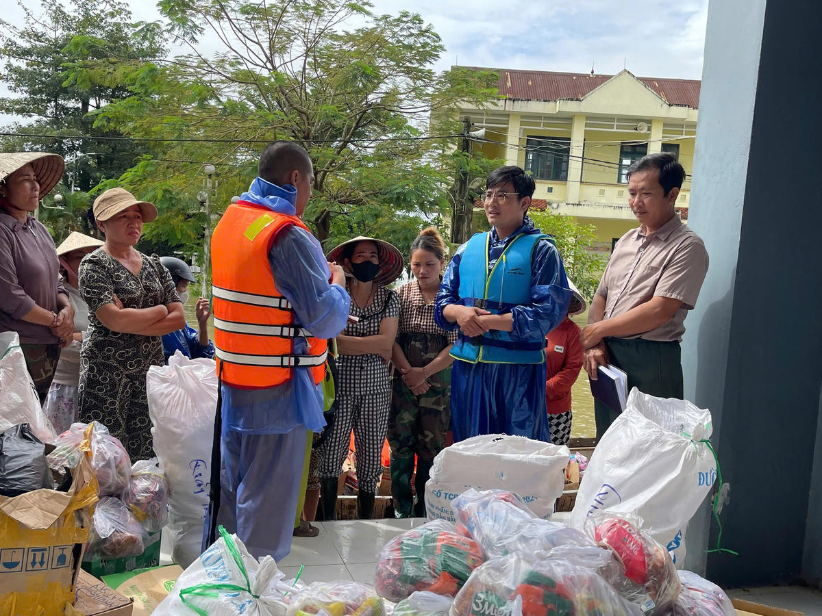 Ông Nguyễn Văn Huynh (bìa trái) cho biết, mỗi ngày ông cùng đội xung kích của thôn Hội Điền vận chuyển khoảng 3 - 4 chuyến ghe chở hàng, đoàn thiện nguyện đi trao hỗ trợ người dân vùng ngập lụt. Ảnh: NDCC.