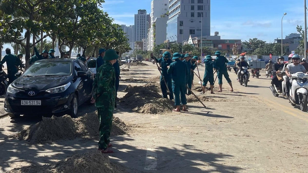 Lực lượng vũ trang hỗ trợ. Ảnh: Nguyễn Tú.