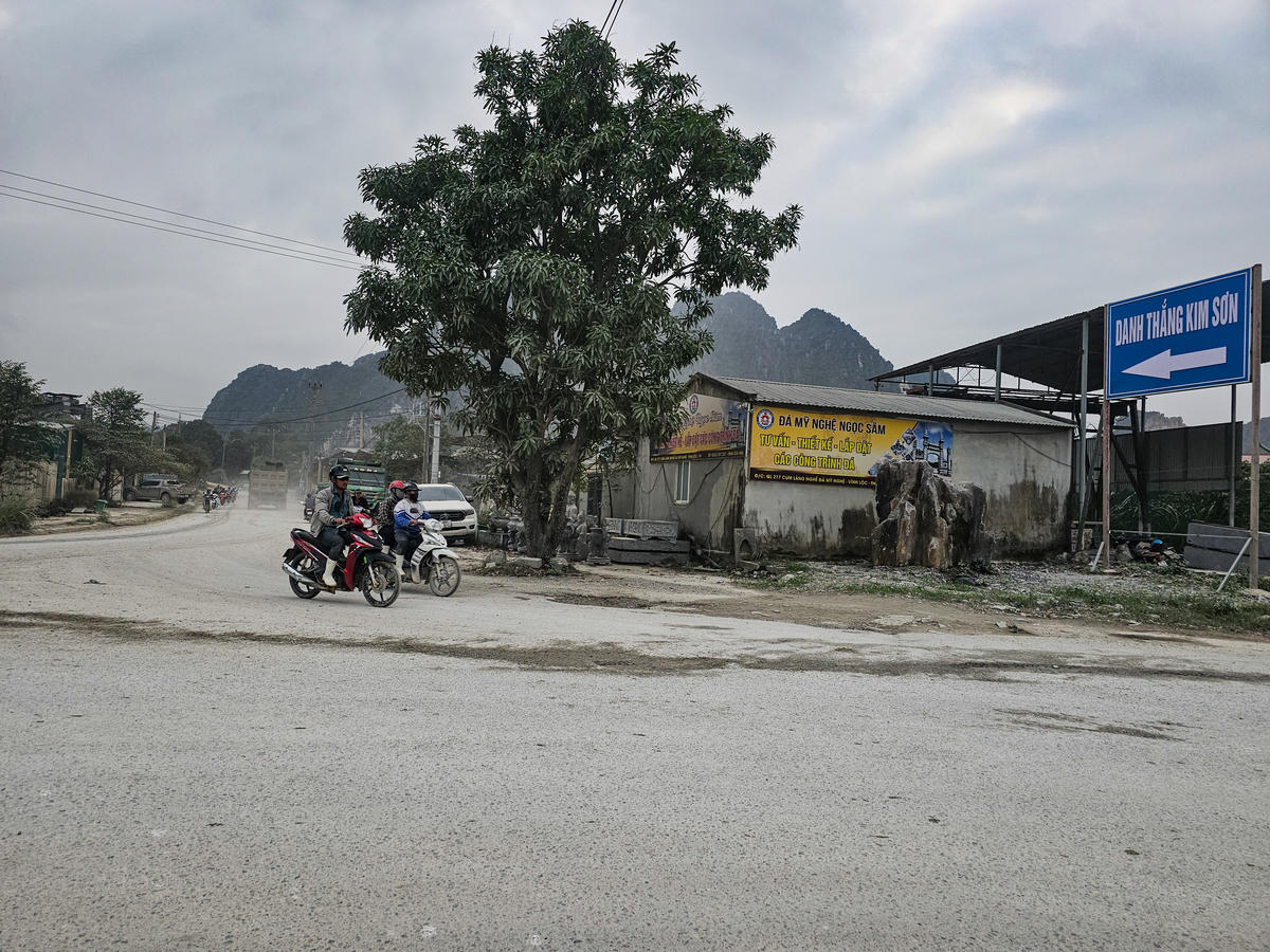 Đường vào danh thắng Kim Sơn đi qua khu chế tác đá mỹ nghệ của xã Biện Thượng. Ảnh: Đình Minh