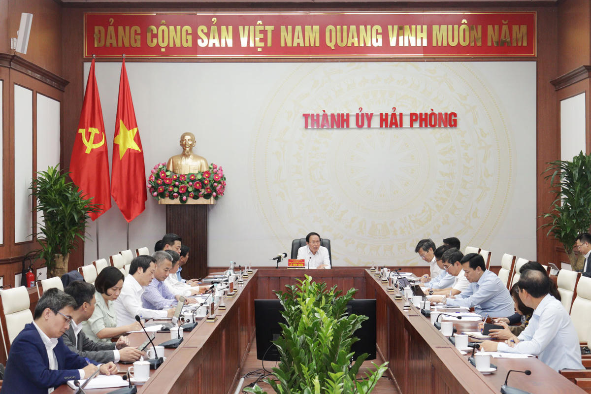 Bí thư Thành ủy Lê Tiến Châu chủ trì cuộc họp nhằm tháo gỡ vướng mắc, đẩy mạnh phát triển các KKT, KCN trên địa bàn TP Hải Phòng. Ảnh: HT.&nbsp;