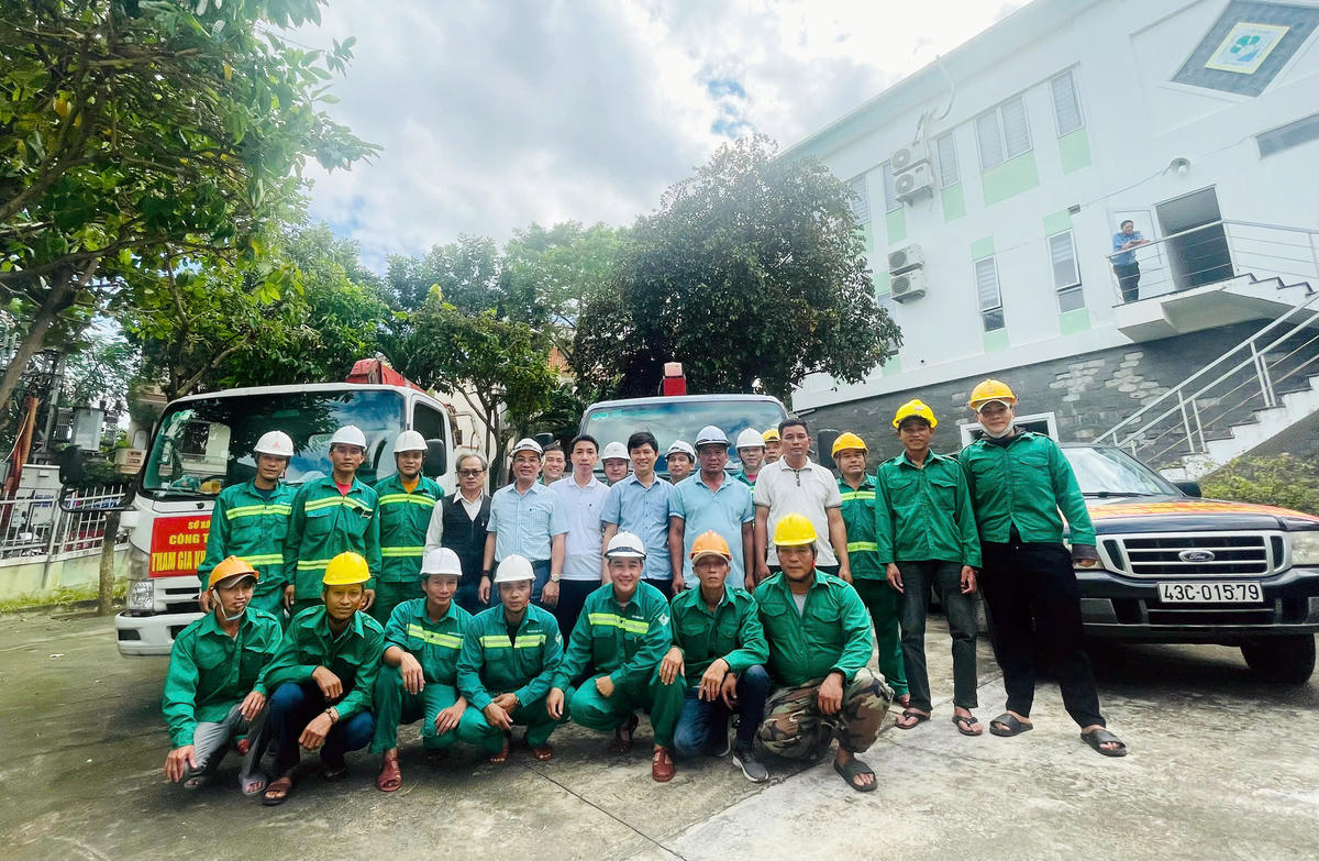 Đoàn Công ty CP Xây dựng Hân Lộc, Công ty TNHH Thiên Lộc Phát cùng tham gia khắc phục gãy, ngã đổ cây xanh tại tỉnh Gia Lai. Ảnh: Nguyễn Tú.