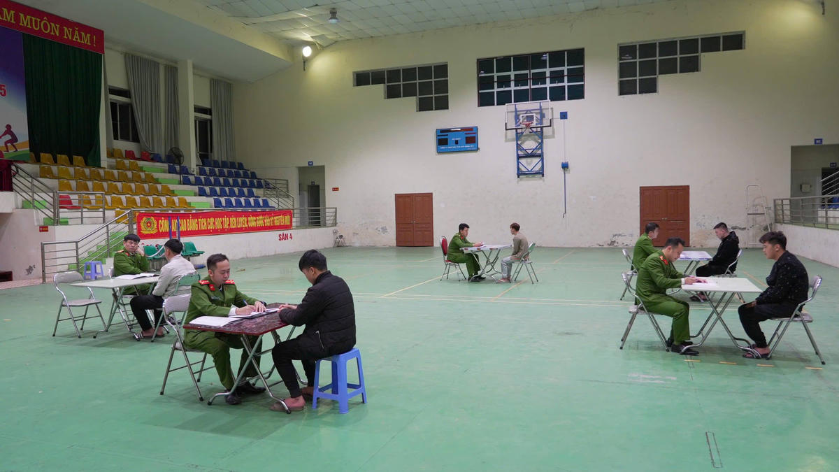 Lực lượng chức năng làm việc, phân loại đối tượng. Ảnh: CAT Cao Bằng.