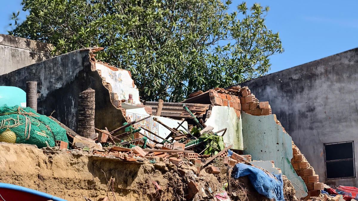 Một ngôi nhà sập đổ hoàn toàn ở làng chài&nbsp;Xuân Thạnh. Ảnh: Đình Sang.