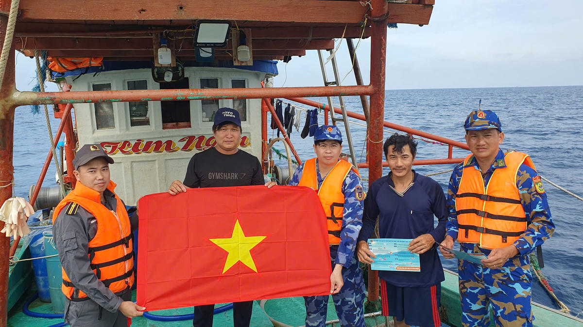 Lực lượng Kiểm ngư tuyên truyền pháp luật tới ngư dân trên biển. Ảnh: Ngọc Chung.