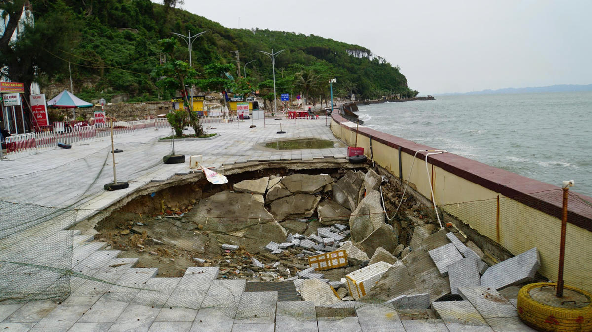 Một hố sụt nằm trong tuyến đường đi bộ được quây tạm để đảm bảo an toàn cho người dân và du khách trong quá trình di chuyển. Ảnh: PT.&nbsp;