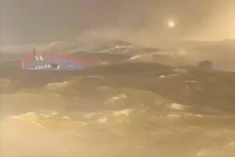 Khu vực vùng biển 4 tàu ca neo đậu bị sóng đánh trôi khỏi vị trí.