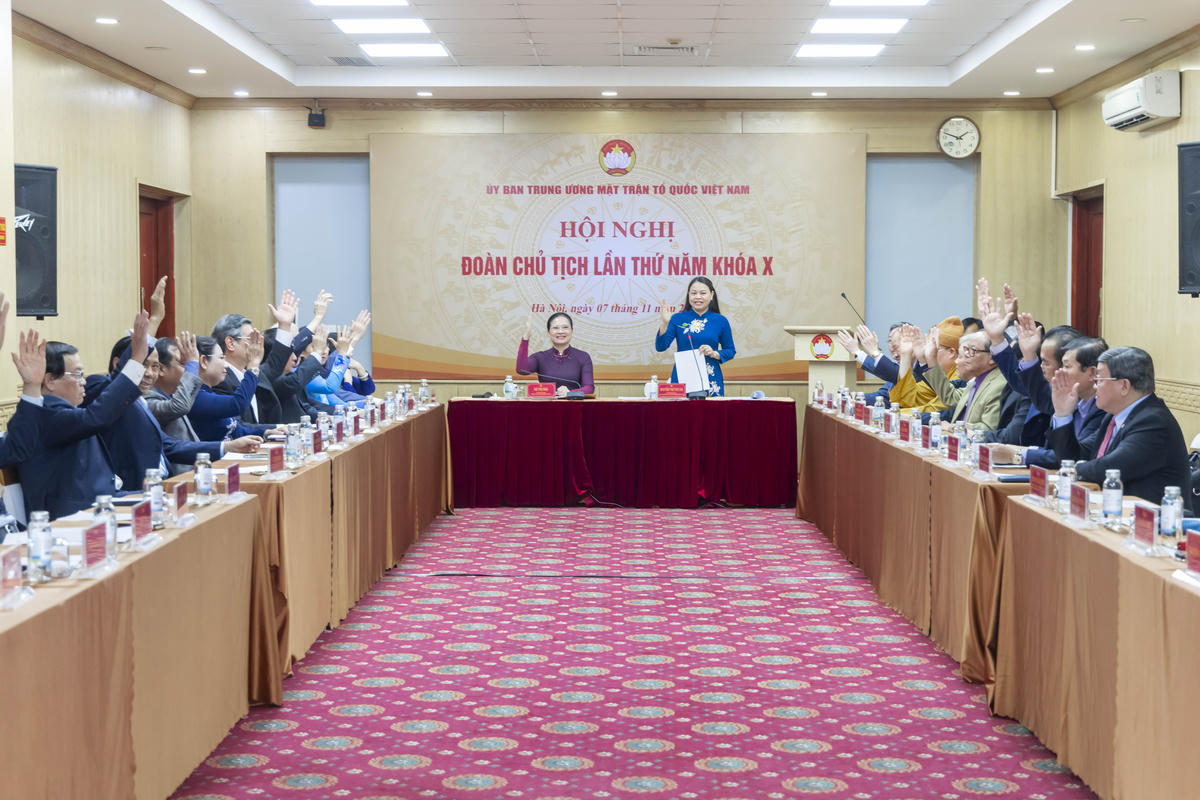 Đại biểu tiến hành biểu quyết tại Hội nghị. Ảnh: Quang Vinh.