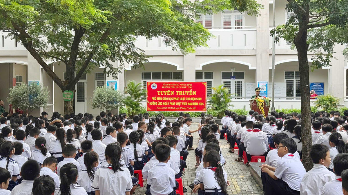 Quang cảnh hoạt động hưởng ứng Ngày Pháp luật Việt Nam tại&nbsp;Trường Tiểu học Phước Tỉnh (TP Hồ Chí Minh). Ảnh: Lương Kiểm.