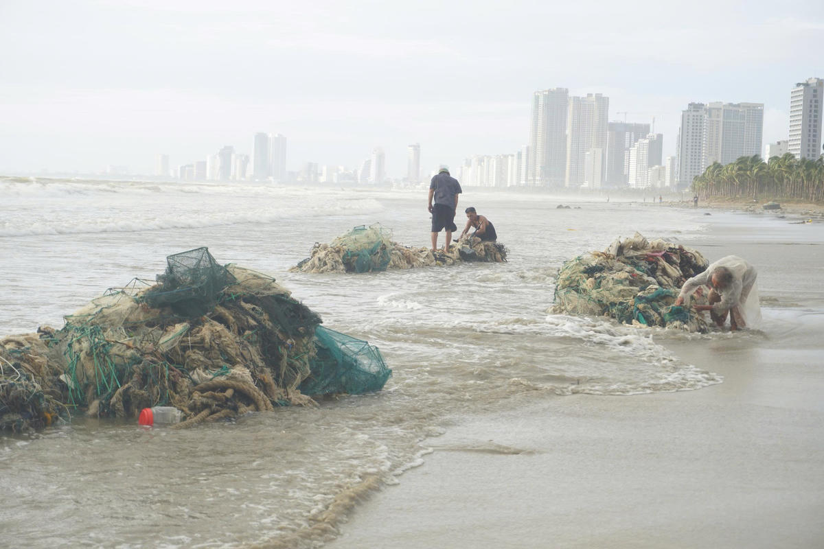 Ngư lưới cụ của ngư dân bị đánh dạt. Ảnh: Nguyễn Tú.