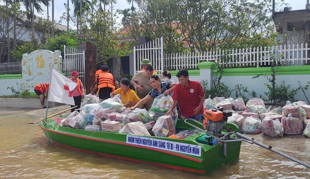 Cán bộ, tình nguyện viên Chữ thập đỏ cứu trợ người dân bị ảnh hưởng bởi mưa lũ tại Tp.Huế. Ảnh: Nguồn
Hội CTĐ Việt Nam.
