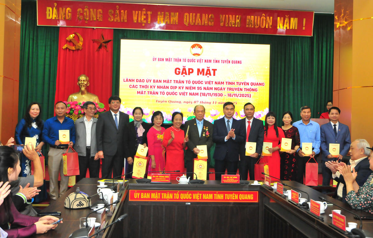 Lãnh đạo Ủy ban MTTQ Việt Nam tỉnh Tuyên Quang tặng quà cho các đại biểu dự buổi gặp mặt. Ảnh: X.T.