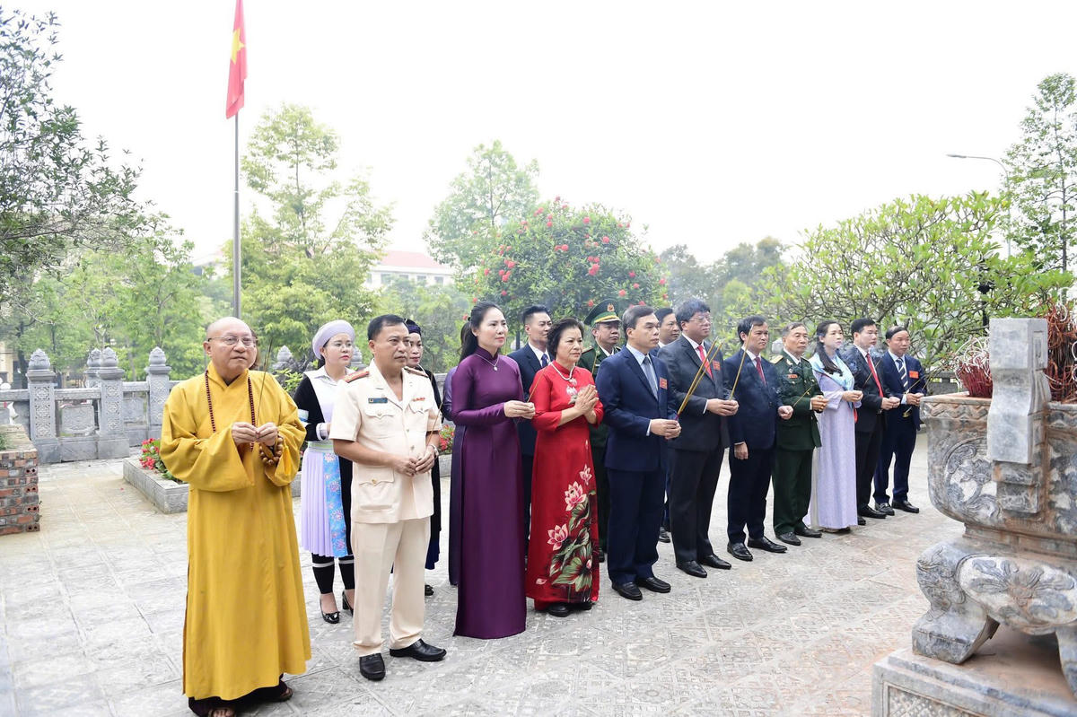 Đoàn đại biểu dự Đại hội đại biểu MTTQ Việt Nam tỉnh Tuyên Quang lần thứ I dâng hương tại Đền thờ Chủ tịch Hồ Chí Minh. Ảnh: X.T.