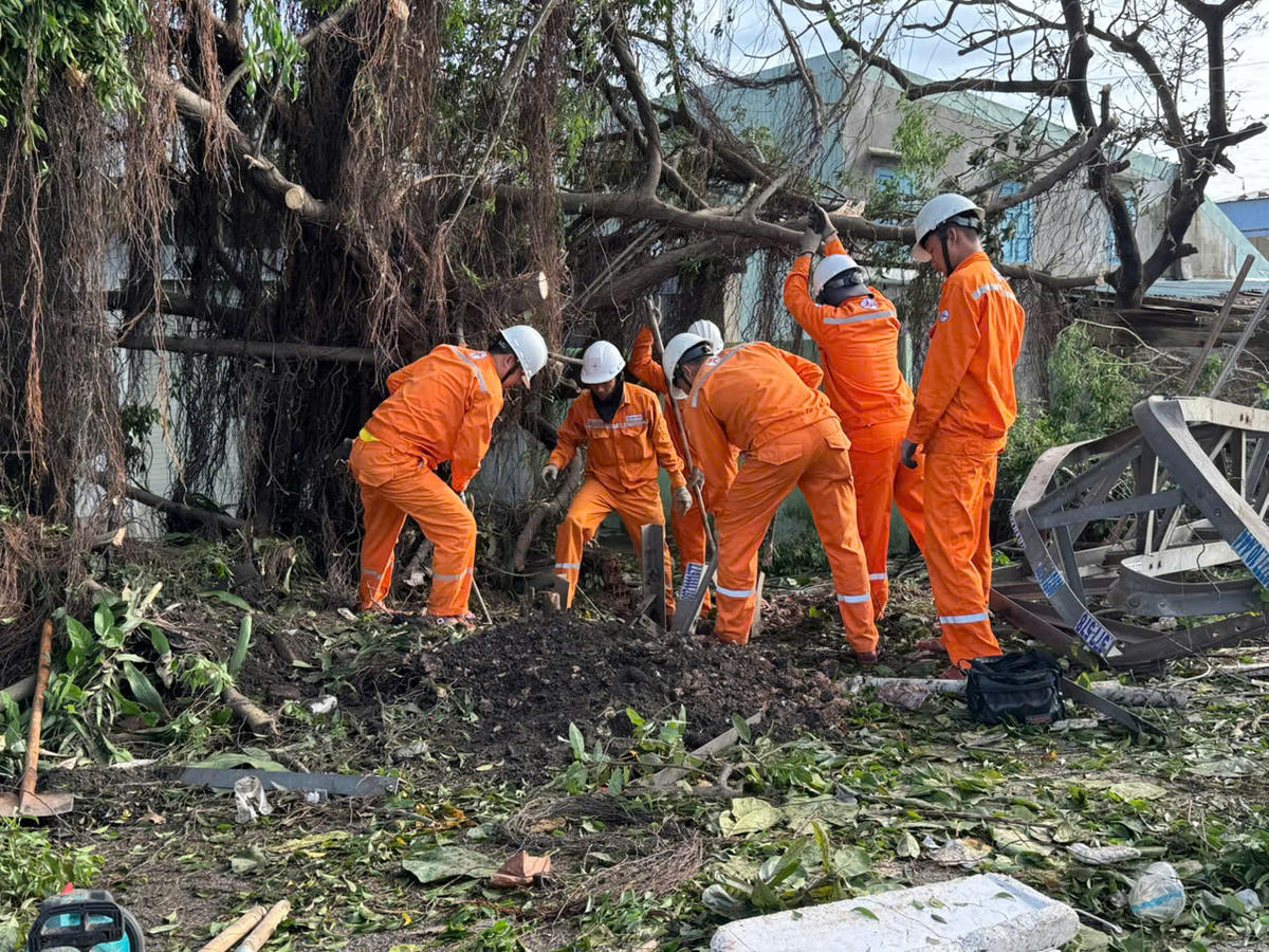 Công nhân điện lực tỉnh Gia Lai khẩn trương khắc phục trụ điện bị ngã đổ. Ảnh: CV.